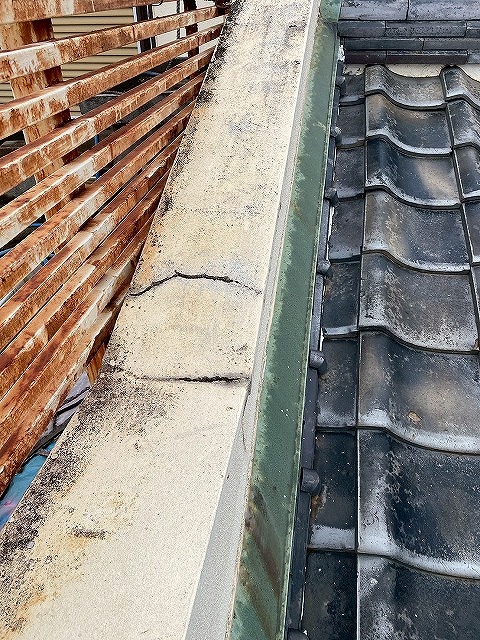 亀裂の生じた笠木